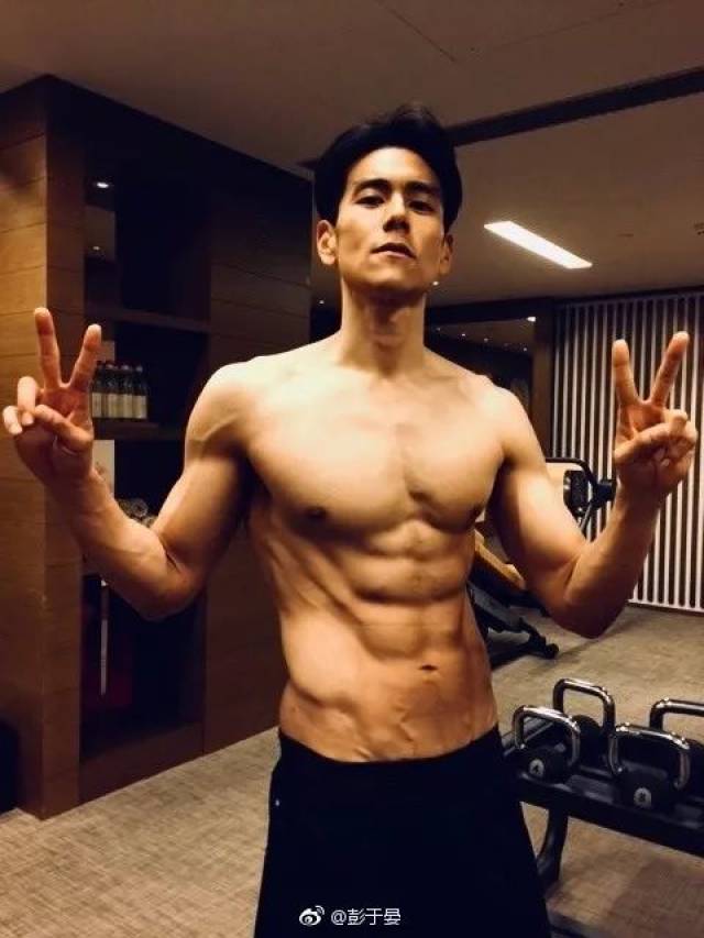 健身达人, 相信很多妹纸的第一反应都是 影视明星 彭于晏, 一身肌肉