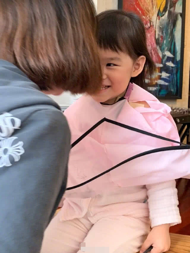 张靓颖晒干女儿,跪着给她剪刘海扎小辫,网友:孩子眼中
