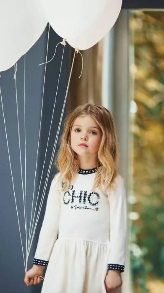 “你的朋友圈，藏着100个恋童癖。”