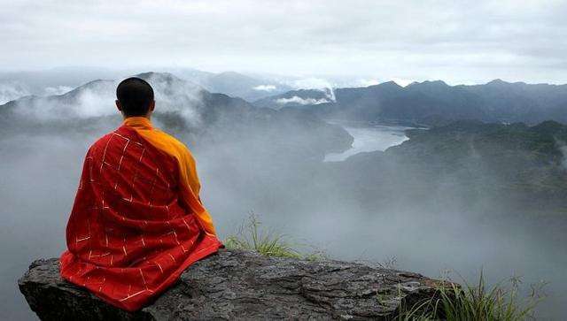 首先,"禅"是一个佛教用语,本义是指排队杂念,静坐,后来延伸出悟性