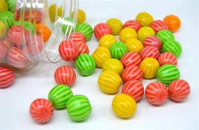 泡泡糖是一种不能吃进肚子里的糖果,但也照样受到大家欢迎,泡泡糖的