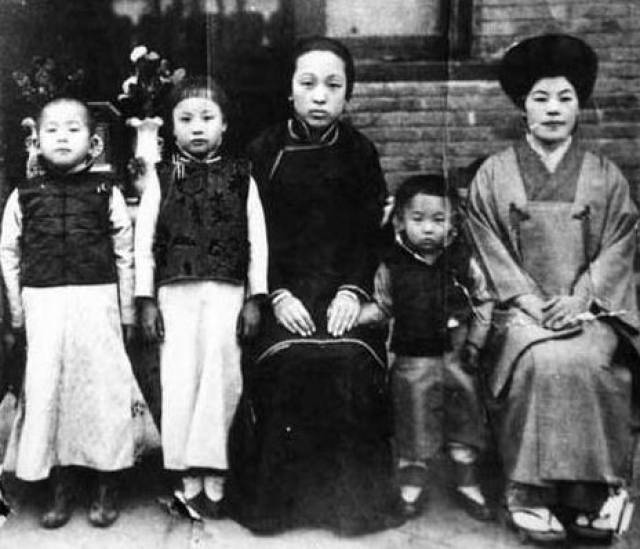 罕见的张作霖家族老照片:8个儿子6个女儿,其中一子成开国少将