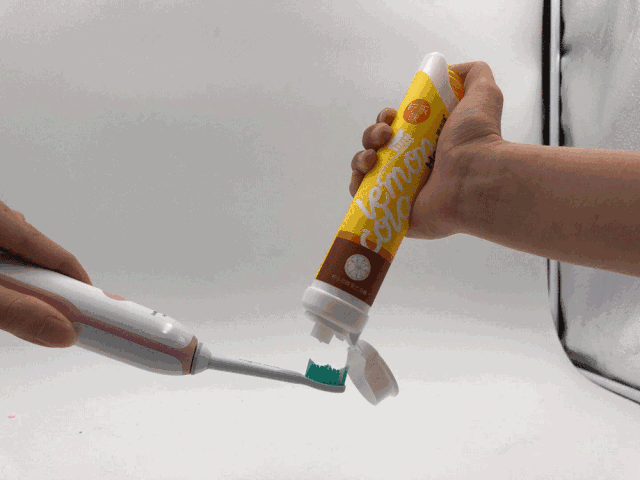 一想到这样高颜值的牙膏 立在我的洗手台边 像个站姿挺拔的卫兵 好像