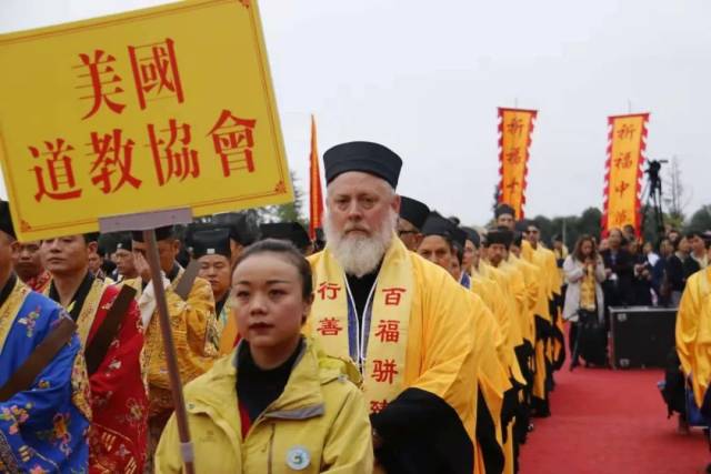 开幕式由中国道教协会副会长胡诚林道长主持.