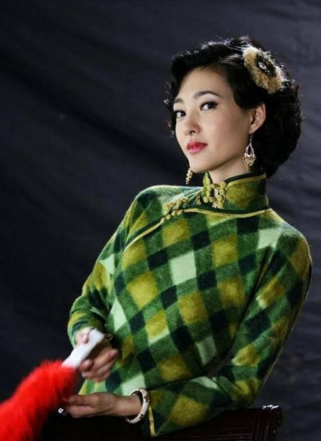 不过看王丽坤穿上旗袍的模样会给人觉得王丽坤缺失的那点温柔,正好