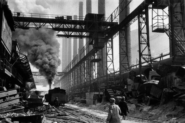 50年代的鞍山钢铁公司,钢铁产量一度占据了全国的半壁江山,被誉为钢铁