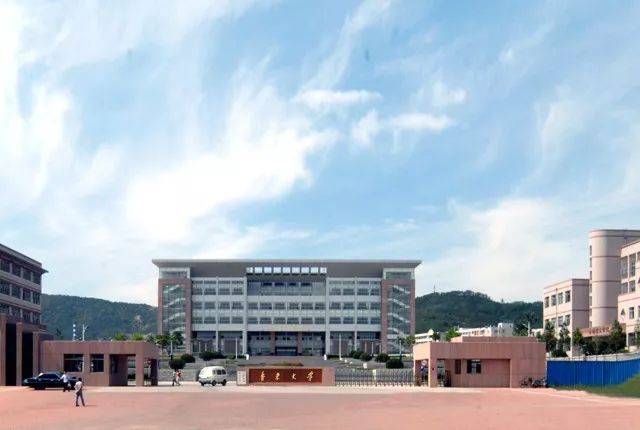 你可以漫步岛屿 感受自然的奇妙 你可以登临蓬莱 闲聊"八仙过海"的