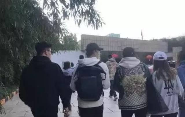 网友北电偶遇关晓彤,吴磊同桌上课,两人全程耳语很要好