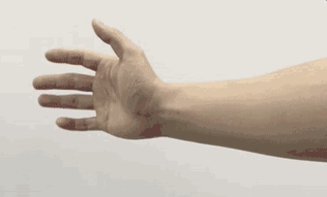 首先五指伸展完全展开手掌,接着缓缓的将手指弯曲握拳,拇指握在