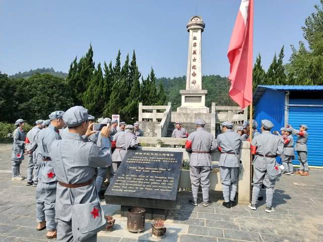 文东柏先生在酒海井红军烈士纪念塔讲说历史