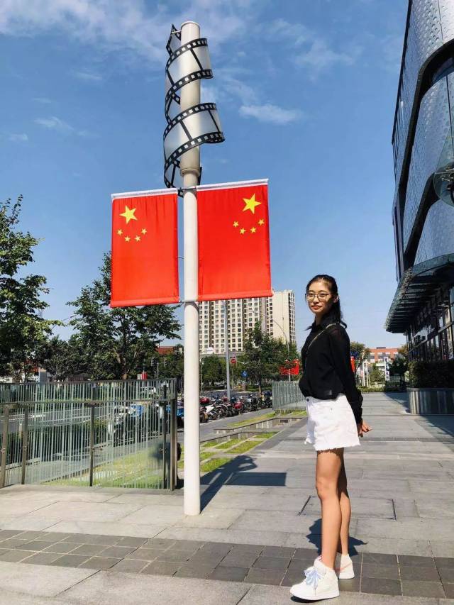 拿上国旗, 我们去看不一样的中国范儿~ 1 1 1 我想与你一起 吹吹风 1
