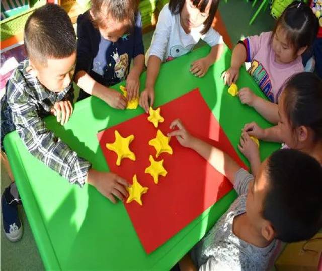 市实验幼儿园"传承红色基因·我和国旗合个影"主题活动