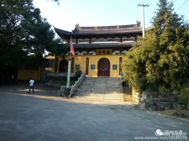 三堂村有三座著名的寺院:善圣寺,大一堂,善庆寺,三堂之名也由此而来.