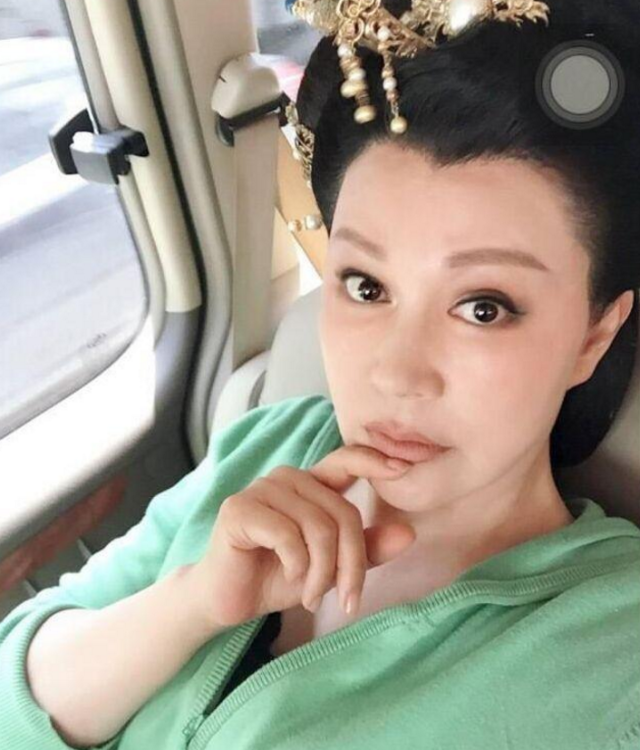 邬倩倩63岁又整容?昔日撵走原配嫁导演,如今仍没生育被离婚!