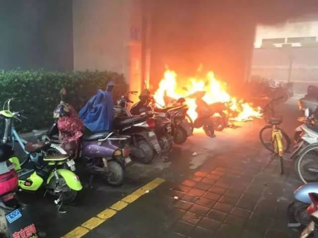 地铁三号线林场站下的停车场 也发生了电动车自燃事件 造成周围十几辆