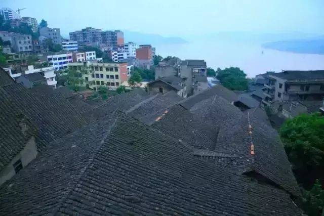 景区地址:重庆市石柱县迎宾南路 门票参考:免费 注意事项:乘船与其他