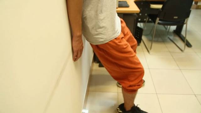 还在揉膝盖缓解疼痛?这样靠墙蹲着更能养护膝