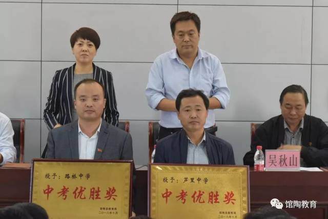 实验中学校长刘凤芹作典型发言. 老高三教师代表薛广发言.