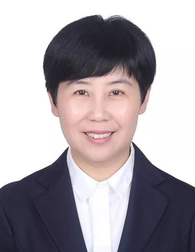 王东云1990年8月参加常州农行工作,成为基层网点的一名普通柜员,立足