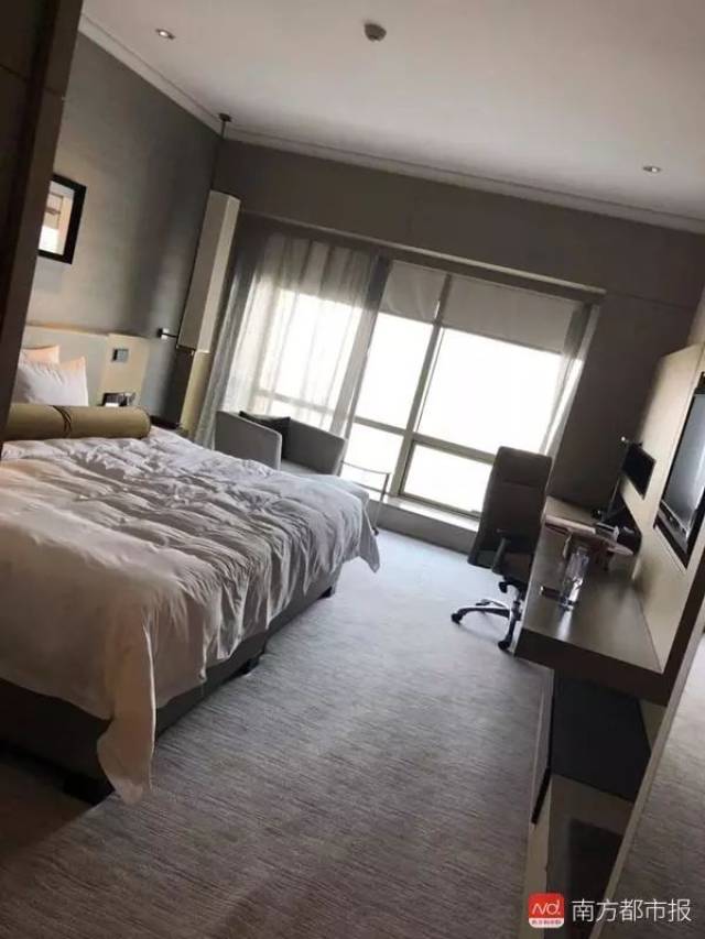 酒店房间很大,光线很好,董先生还特地拍了酒店房间照片发朋友圈: