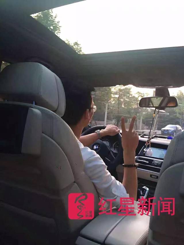 陈华曾在朋友圈发布的照片,开着宝马车 受访者供图