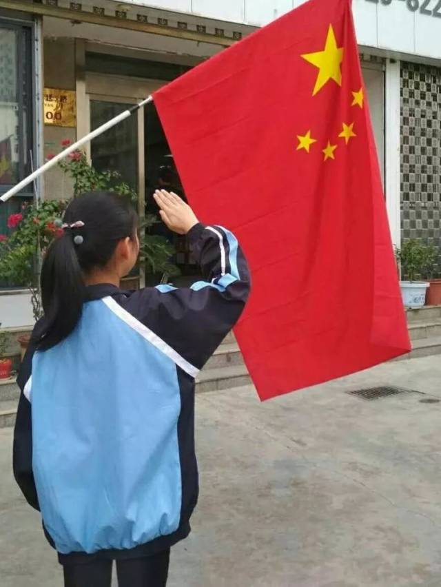 为加强对青少年的思想教育,增强我校学生的爱国爱党爱团意识,国庆