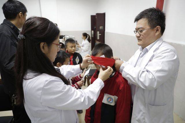 爱心手牵手,关注眼健康——上海眼科专家赴遵义正安县