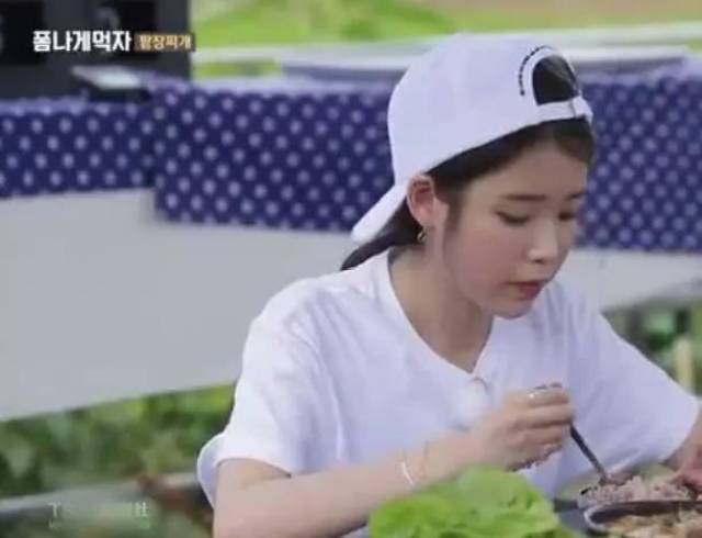 韩国美食综艺,蔡琳和iu一起吃饭,39的她和24的她竟一样貌美!