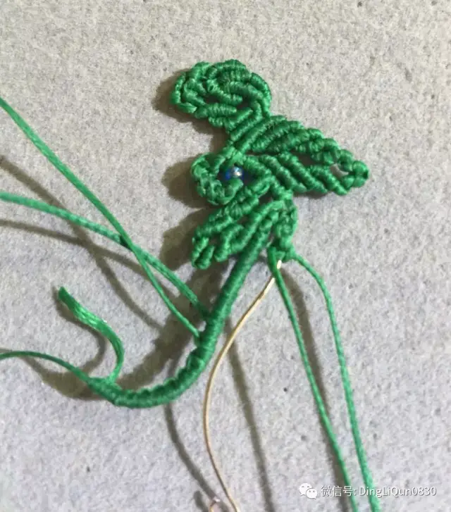 5米的绿色线在这个龙骨上编单向平结 详细做法  主要材料:蜡线1.