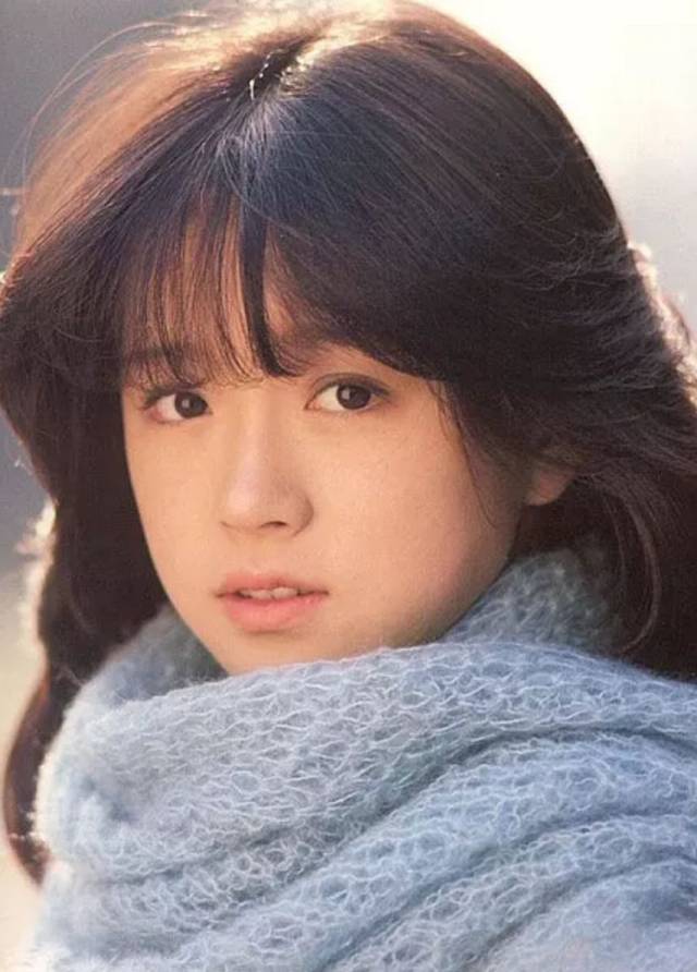 日本女星中森明菜,生于1965年,因柔美纯洁的气质走红.