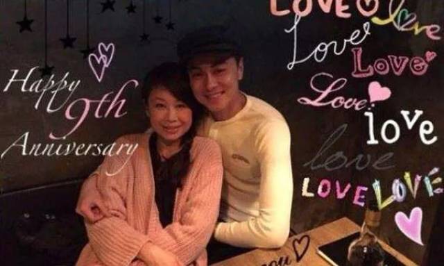 43岁黄浩然老婆被爆与人夫传露骨短讯!"头贴头"亲密合照遭泄密!