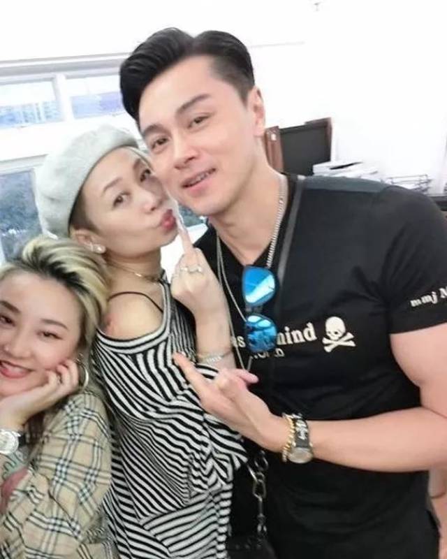 43岁黄浩然老婆被爆与人夫传露骨短讯!"头贴头"亲密合照遭泄密!