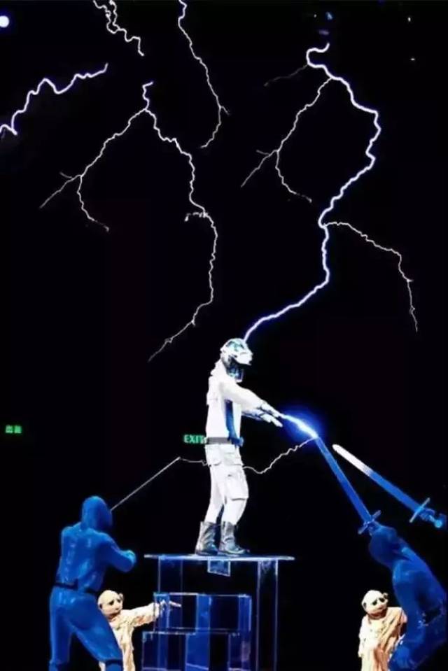 表演 人工闪电零距离触摸,点燃物体 无线传输灯管点亮,霹雳横空飞电