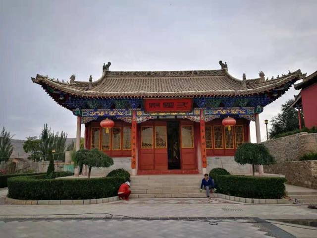 江王祠,二圣殿和晟公祠与济公殿对称分布于陇西堂大殿四角.