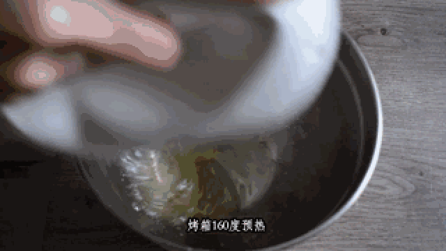 会爆浆的海盐奶盖蛋糕,好吃到舔盘子!