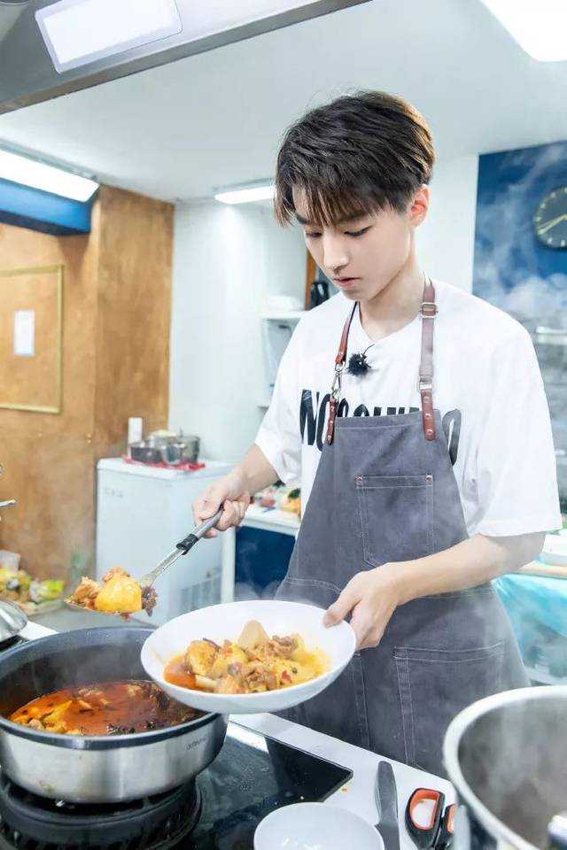 在收官之夜 王俊凯更是演唱《稻香》,承包美味员工餐 实力与食力并存