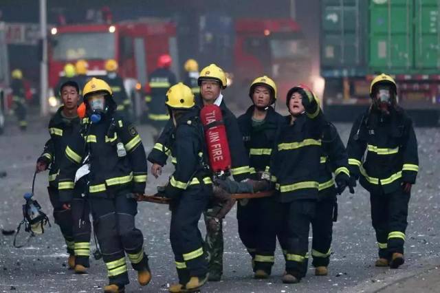 再见了,武警消防战士!你好,中国消防员!