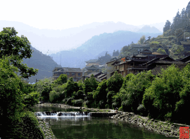 南部30余公里的群峰之中,因响水河上横跨着一座青石砌成的七孔拱桥,故