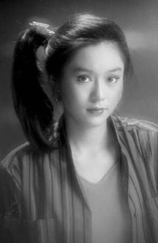 喻可欣年轻的时候长得很漂亮,属于琼瑶式美女,当初还是刘天王主动追求