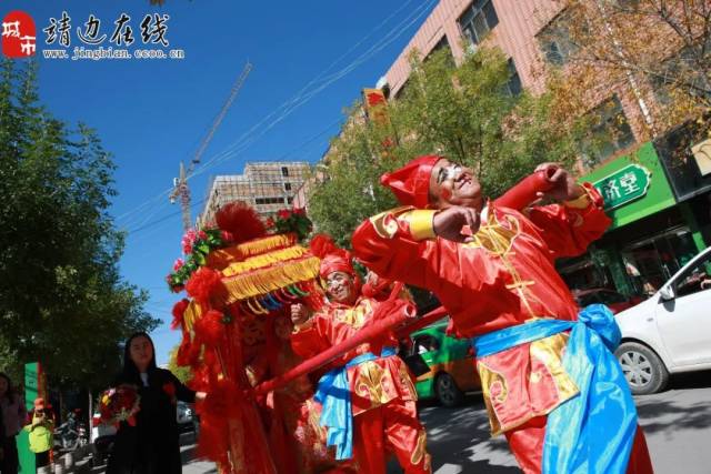 【现场图】靖边老城区大花轿娶亲,现场红火热闹!