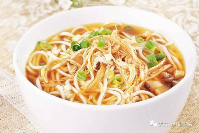 一碗好滋味的香菇鸡丝拉面,天冷的时候来上一碗,幸福又满足