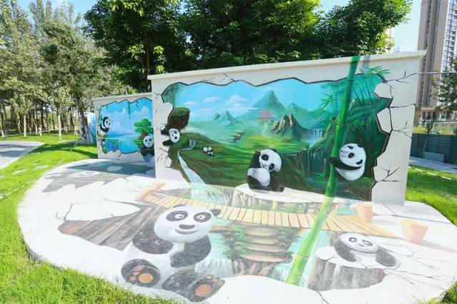 公园边靠近大路附近, 还立有几幅3d作品, 终于可以和熊猫同框了!