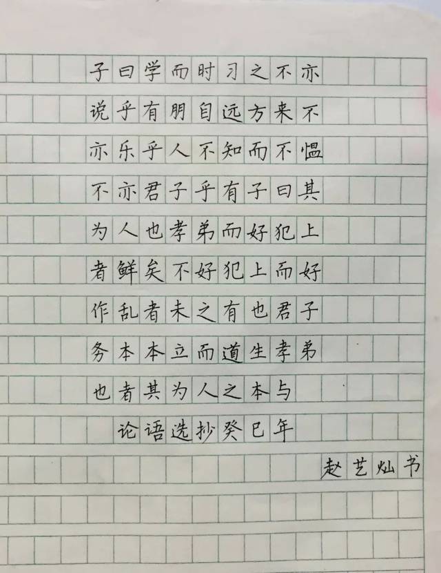 门旁的展示框,有着各科的优秀作业,字迹工整,正确率高.