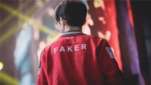 比分2:2,用lpl解说们的话说,"faker的加里奥做了一切他所能做的事"