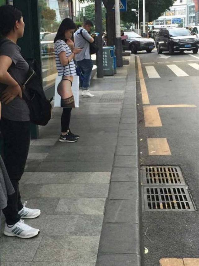 先生的雨伞被大风吹报废啦!