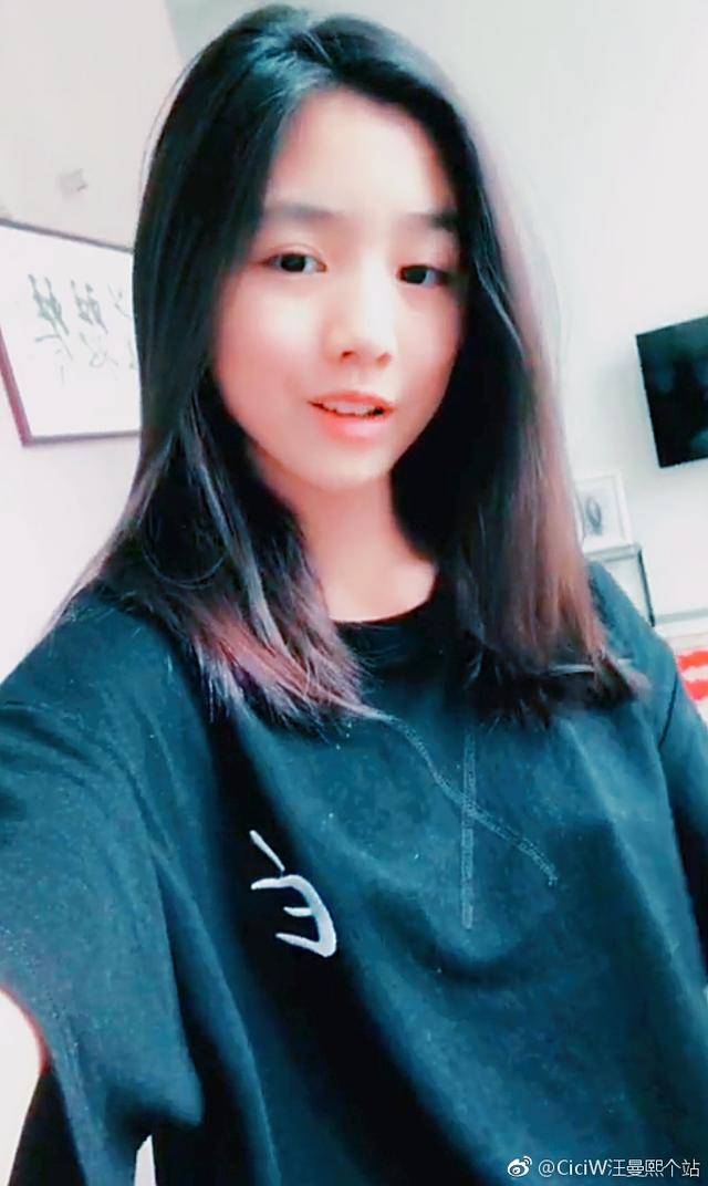 汪峰女儿颜值爆表,微博小号不关注亲妈却关注后妈,这是什么操作