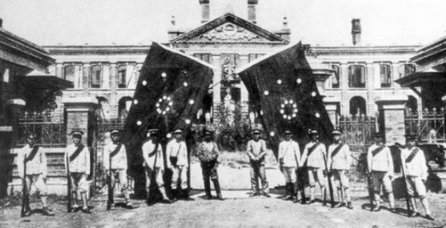 终于在1911年(农历辛亥年)10月10日发动武昌起义,成立湖北军政府