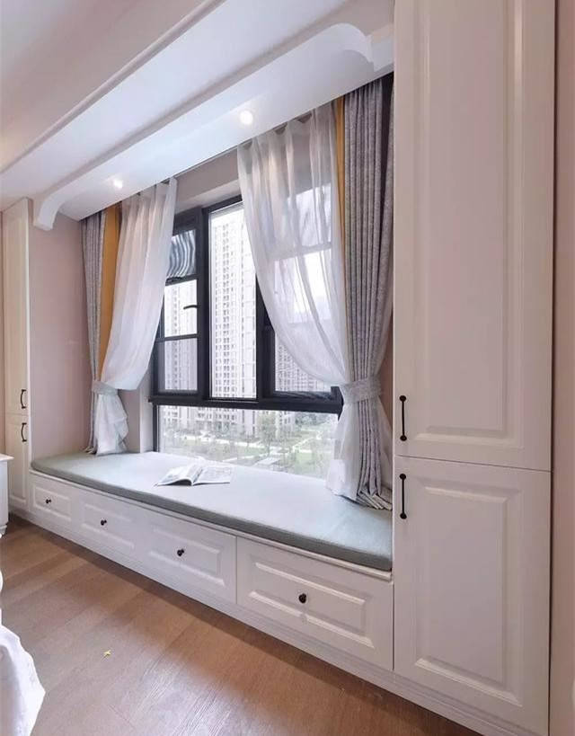 在窗台加入矮柜作为窗台底座,既增加了收纳,又让窗台成为了卧室的