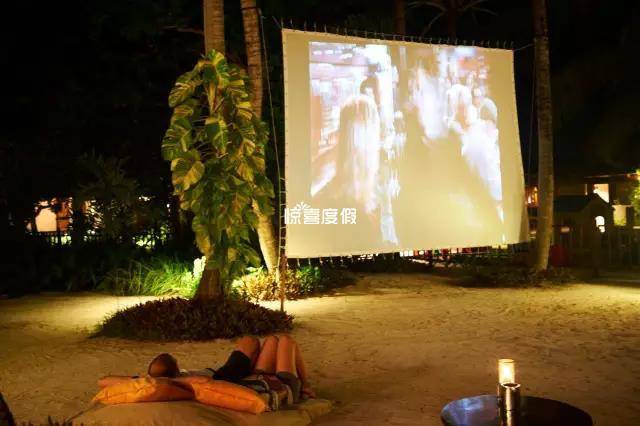 马尔代夫丽士岛的露天电影院在户外星空下为你播放经典影片,最受欢迎