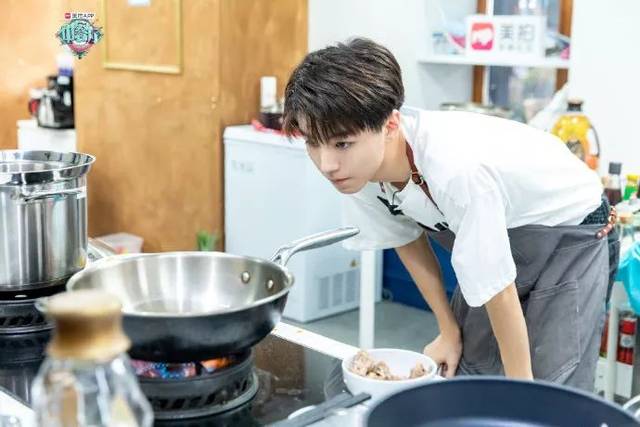 在收官之夜 王俊凯更是演唱《稻香》,承包美味员工餐 实力与食力并存